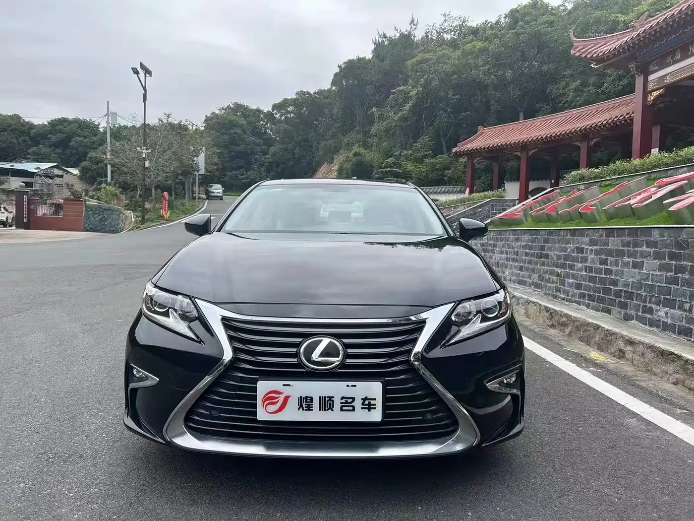 Фото 1 - Lexus ES
