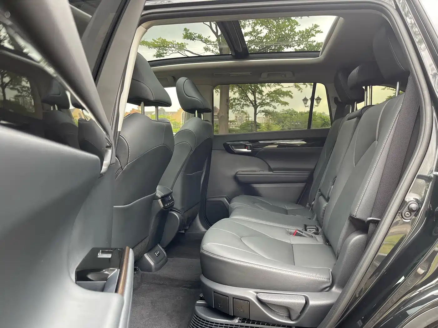 Toyota Highlander 2023 2.5L Smart Hybrid AWD Knight Edition 7-Seater фото 13