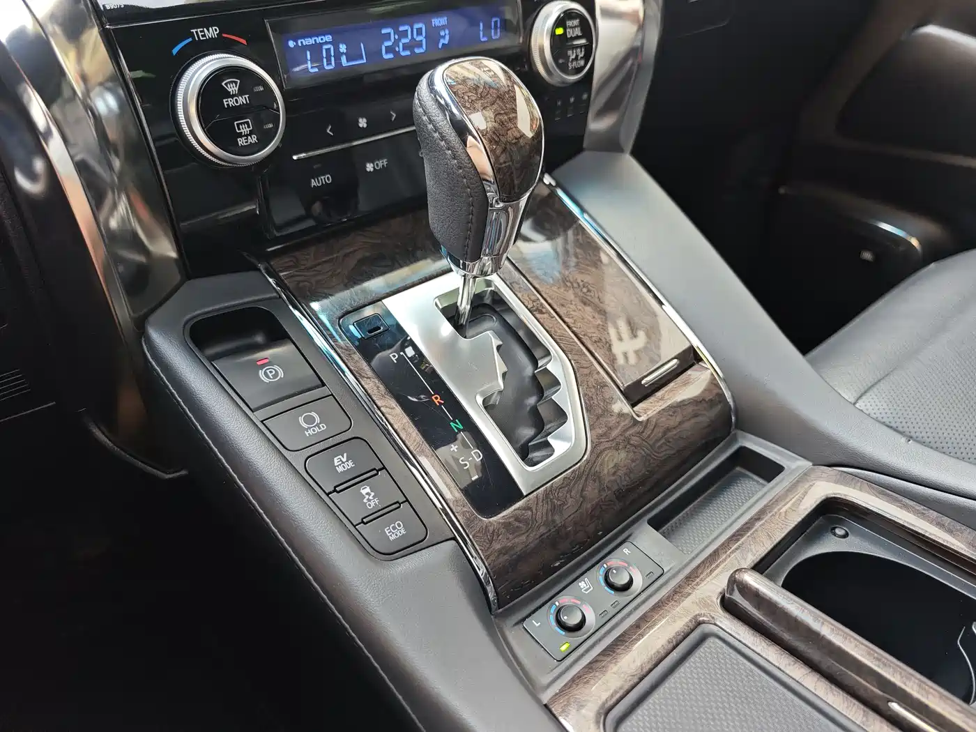 Toyota Alphard 2020 Hybrid 2.5L Premium Edition фото 18