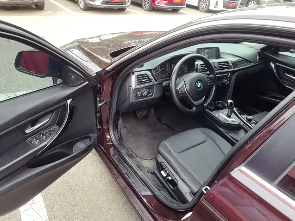 Photo 16 - BMW 3 Series