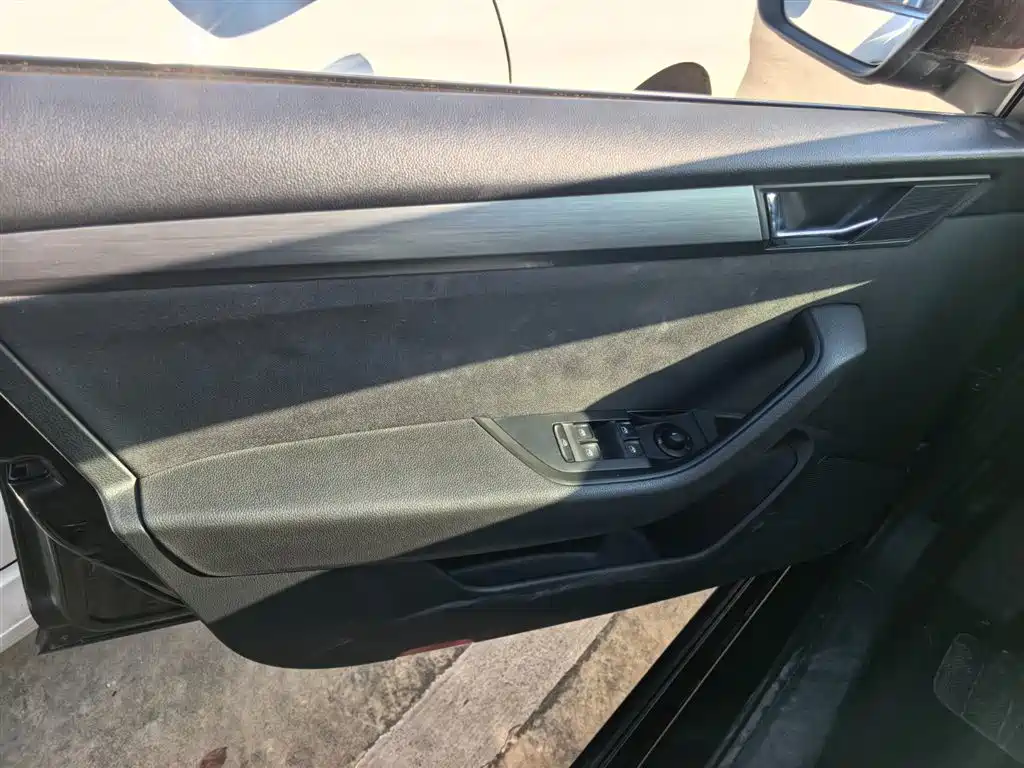 Škoda Superb 2016 TSI280 DSG Advance Edition фото 6