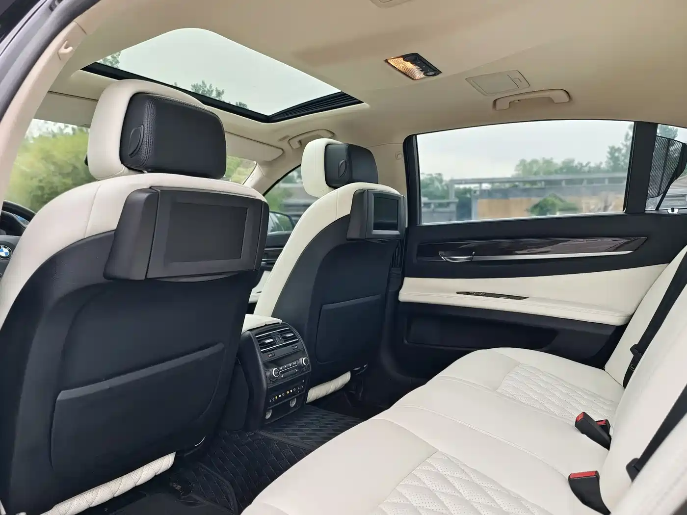 BMW 7 Series 2011 740Li Steinway Limited Edition фото 17