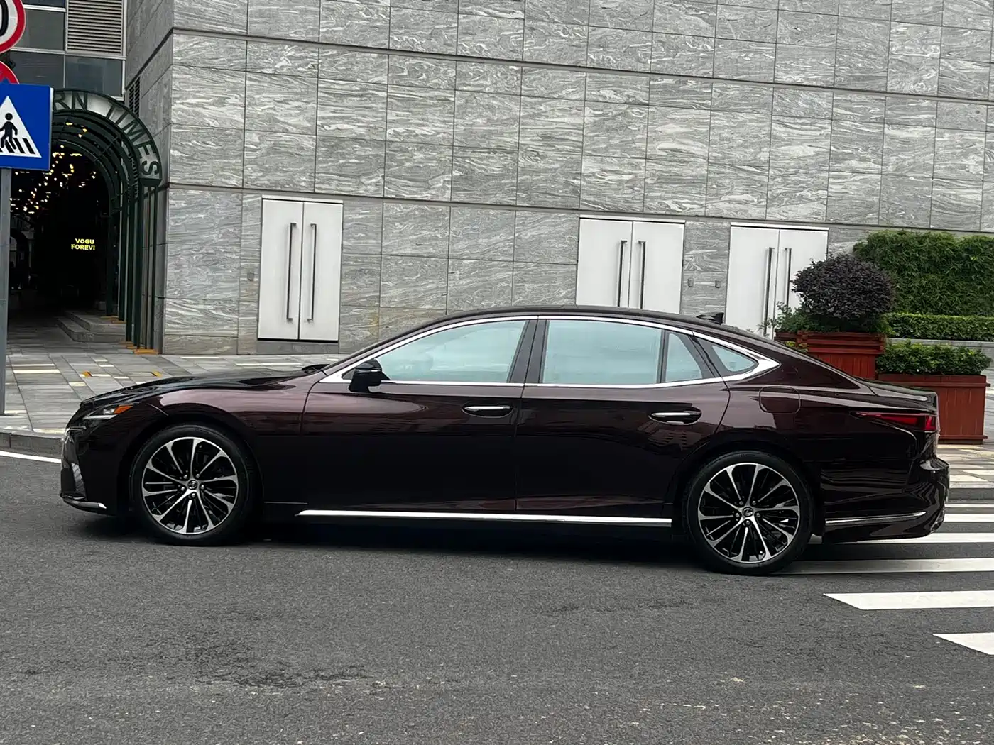 Lexus LS 2021 500h Executive Edition фото 16