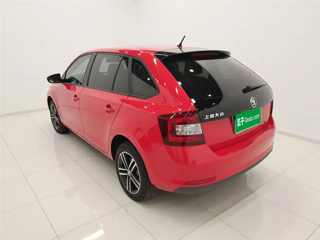 Škoda Skoda Rapid Spaceback 2014 1.6L Automatic Joy Edition фото 5