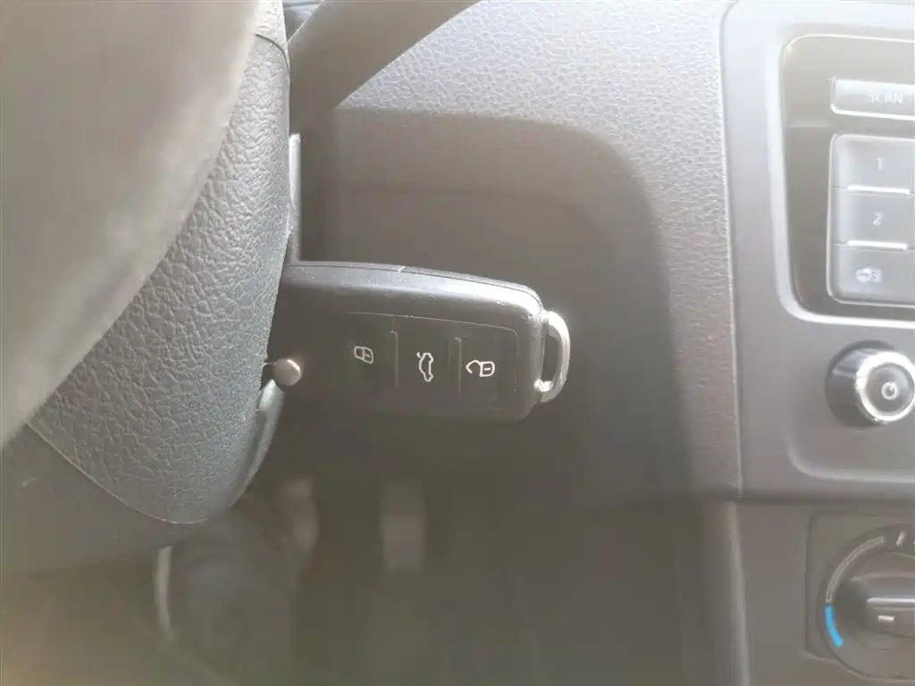 Škoda Skoda Rapid Spaceback 2014 1.6L Automatic Joy Edition фото 9