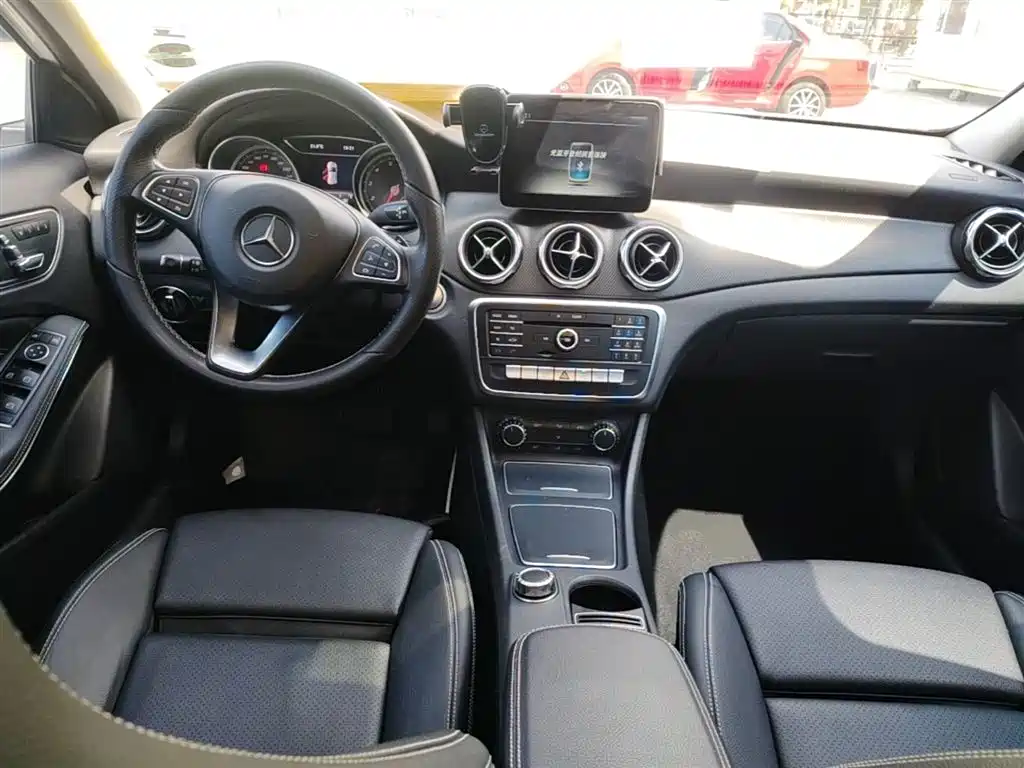 Mercedes-Benz GLA 2017 GLA 200 Dynamic фото 10
