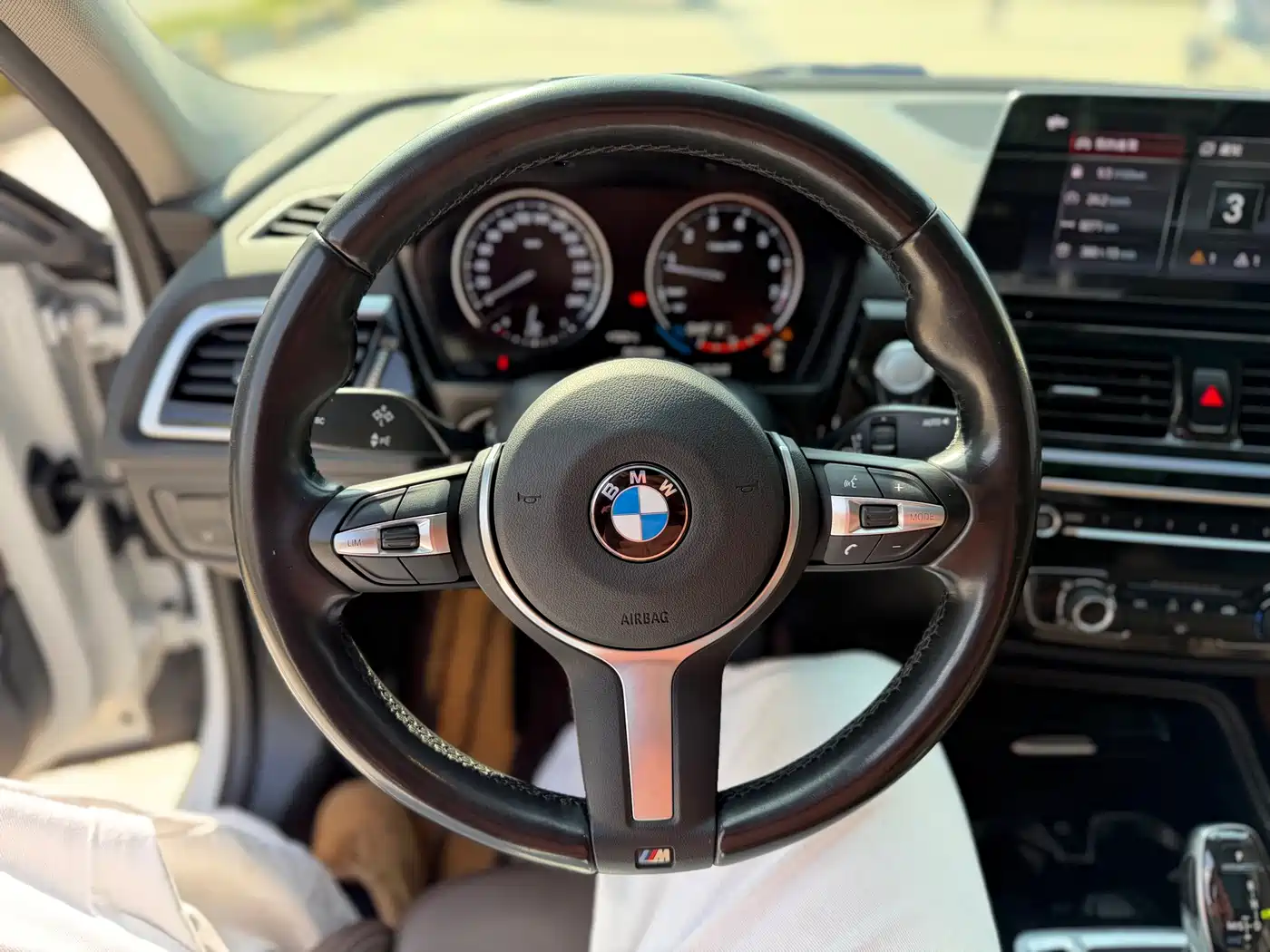BMW 1 Series 2023 125i M Sport Shadow Edition фото 16