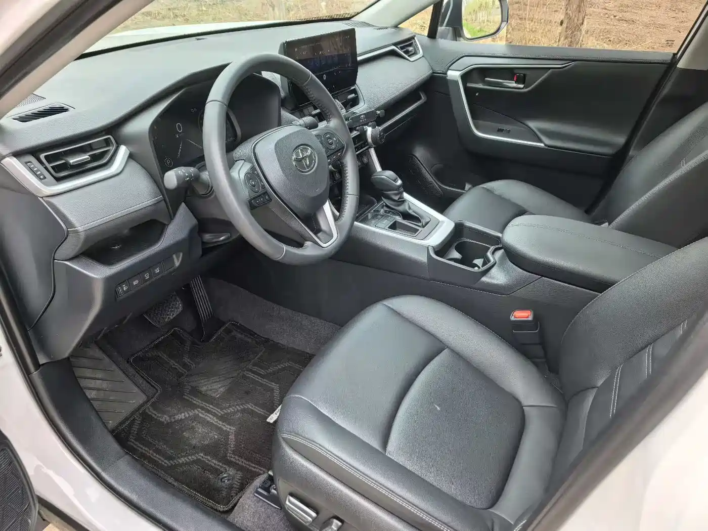 Toyota RAV4 Rongfang 2023 2.0L CVT 2WD 20th Anniversary Platinum Edition фото 7