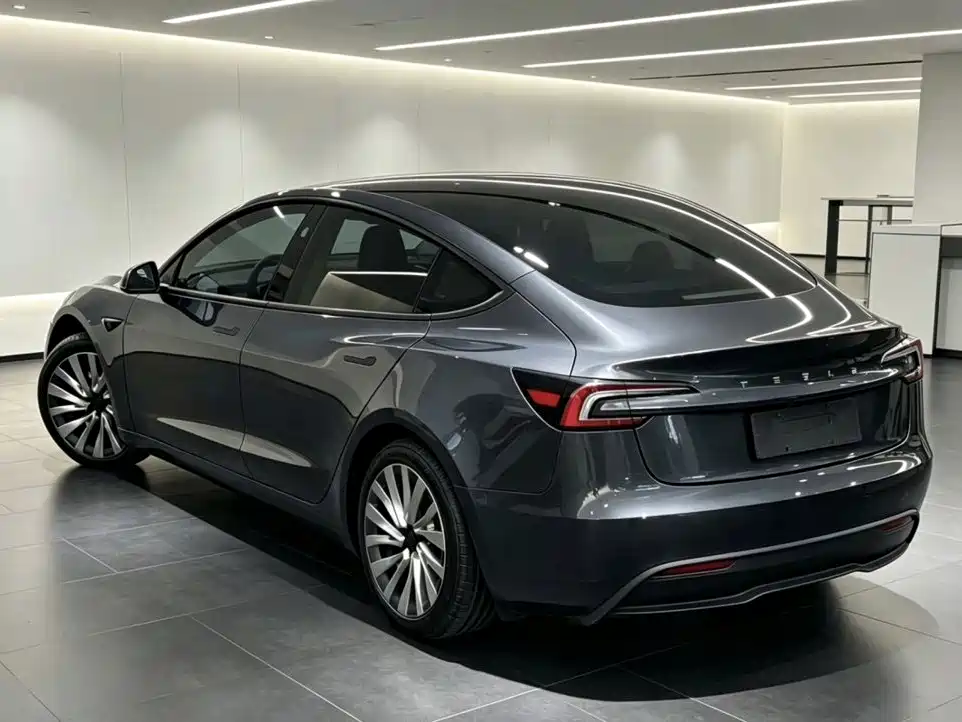 Фото 2 - Tesla Model 3