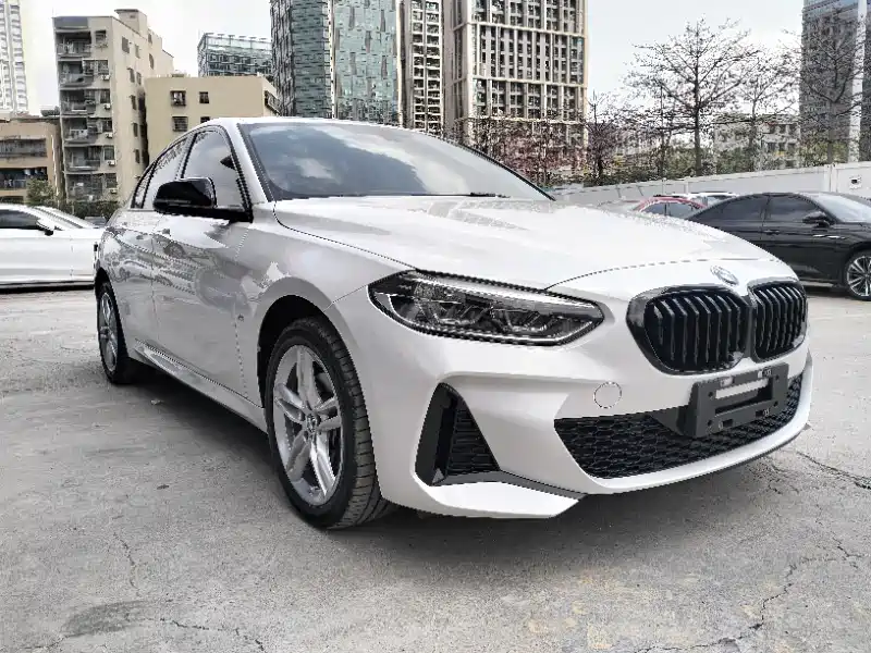 BMW 1 Series 2022 120i M Sport Shadow Edition фото 3