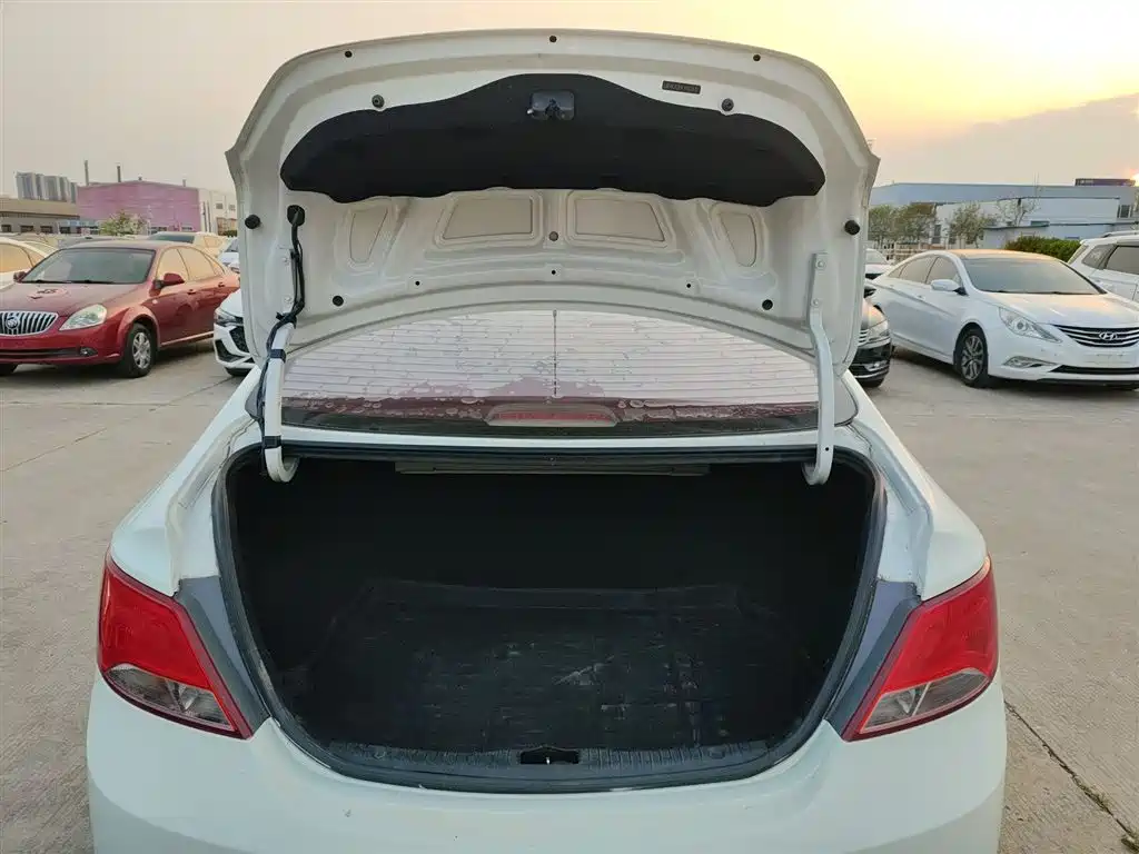Hyundai Verna 2014 1.4L Manual Smart GLS фото 15