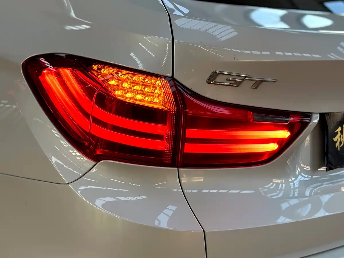 BMW 5 Series GT 2014 528i Leading фото 9