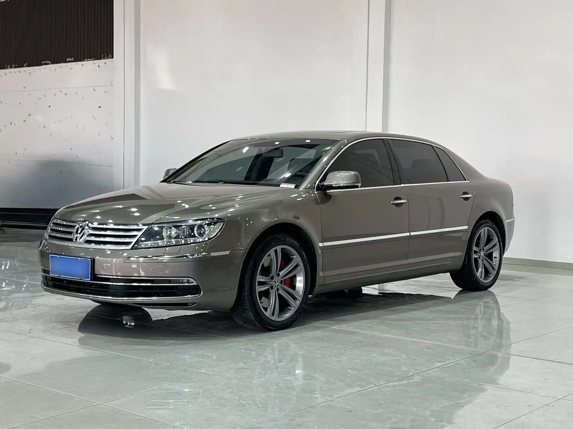 Фото 1 - Volkswagen Phaeton