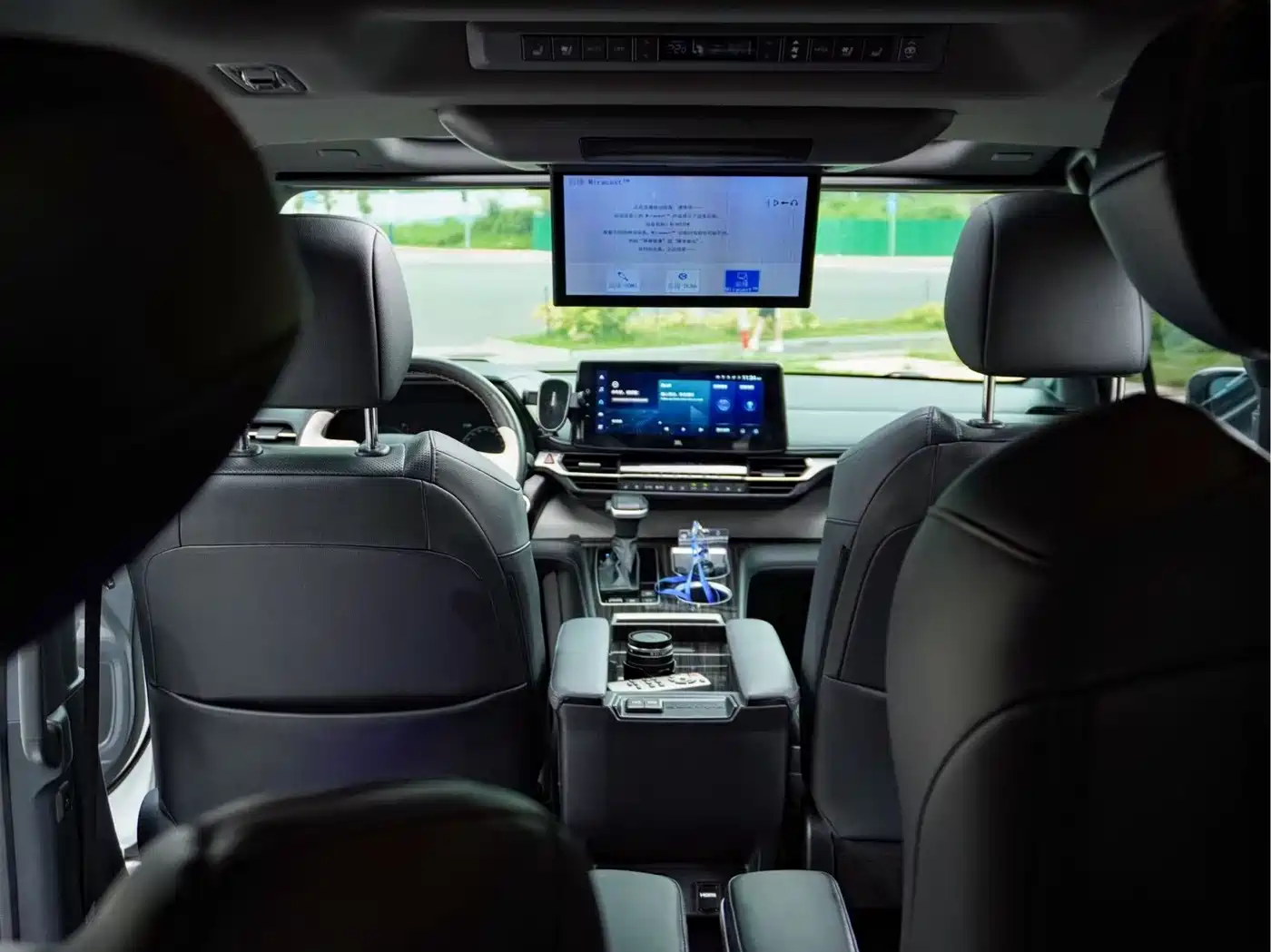 Toyota Granvia 2023 2.5L Hybrid Flagship VIP Edition фото 12