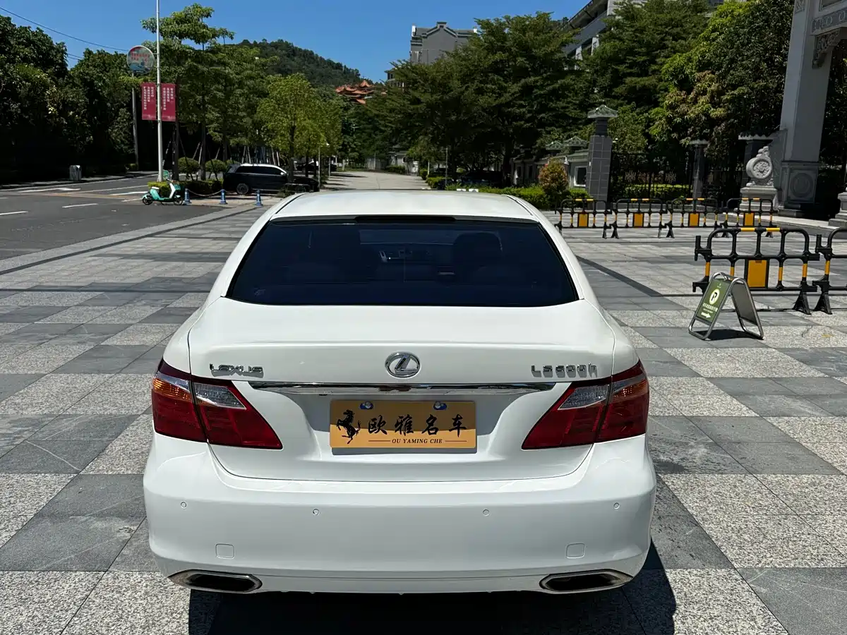 Фото 7 - Lexus LS