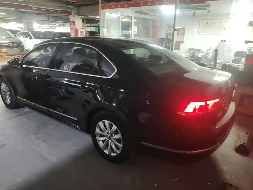 Volkswagen Passat 2015 1.8TSI DSG Honor Edition фото 5