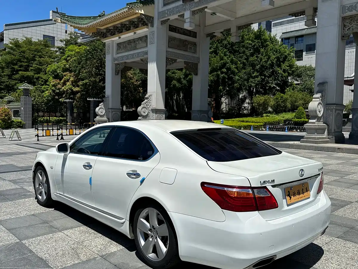 Фото 4 - Lexus LS