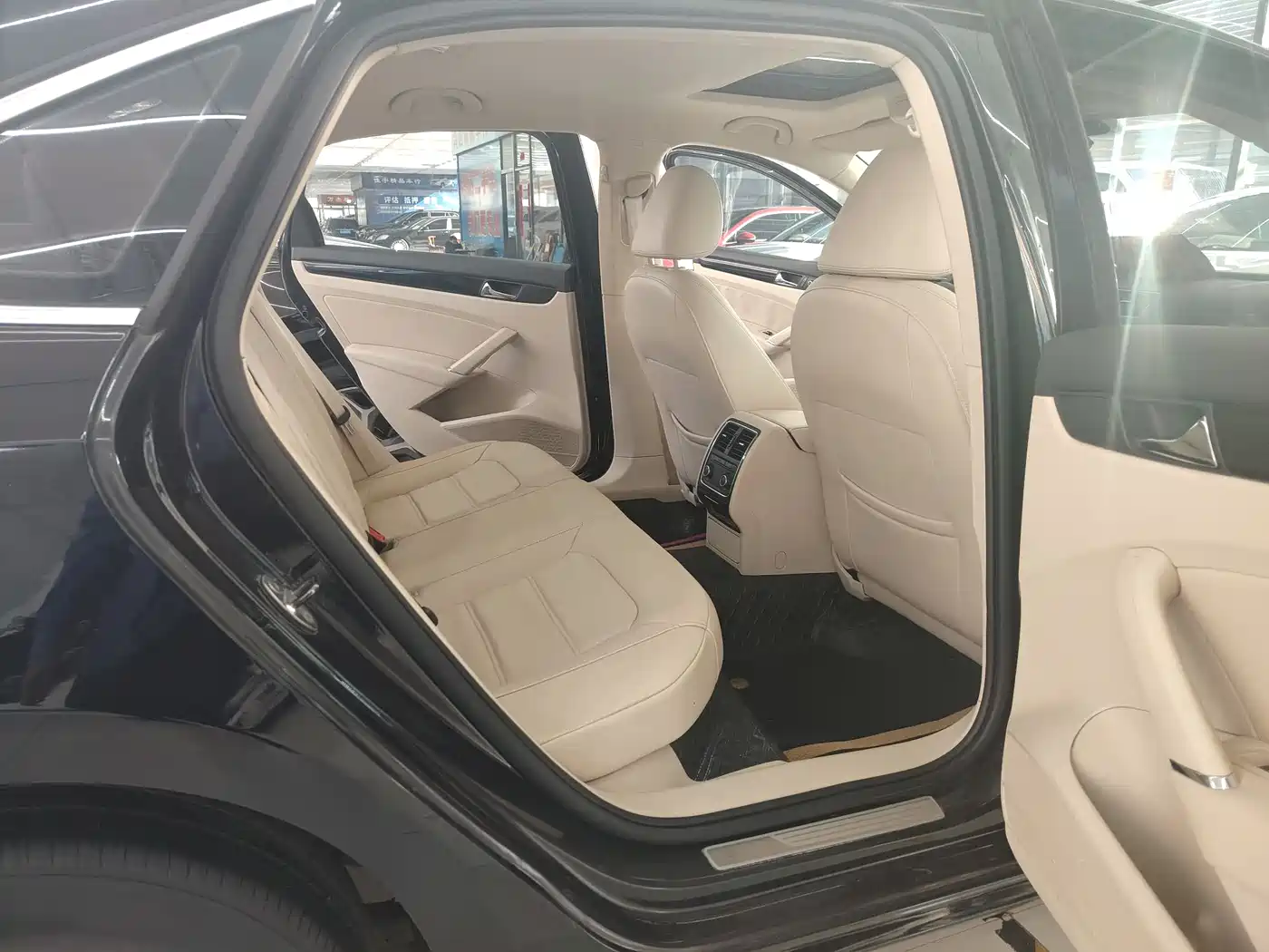 Volkswagen Passat 2014 1.8TSI DSG Luxury Edition фото 10
