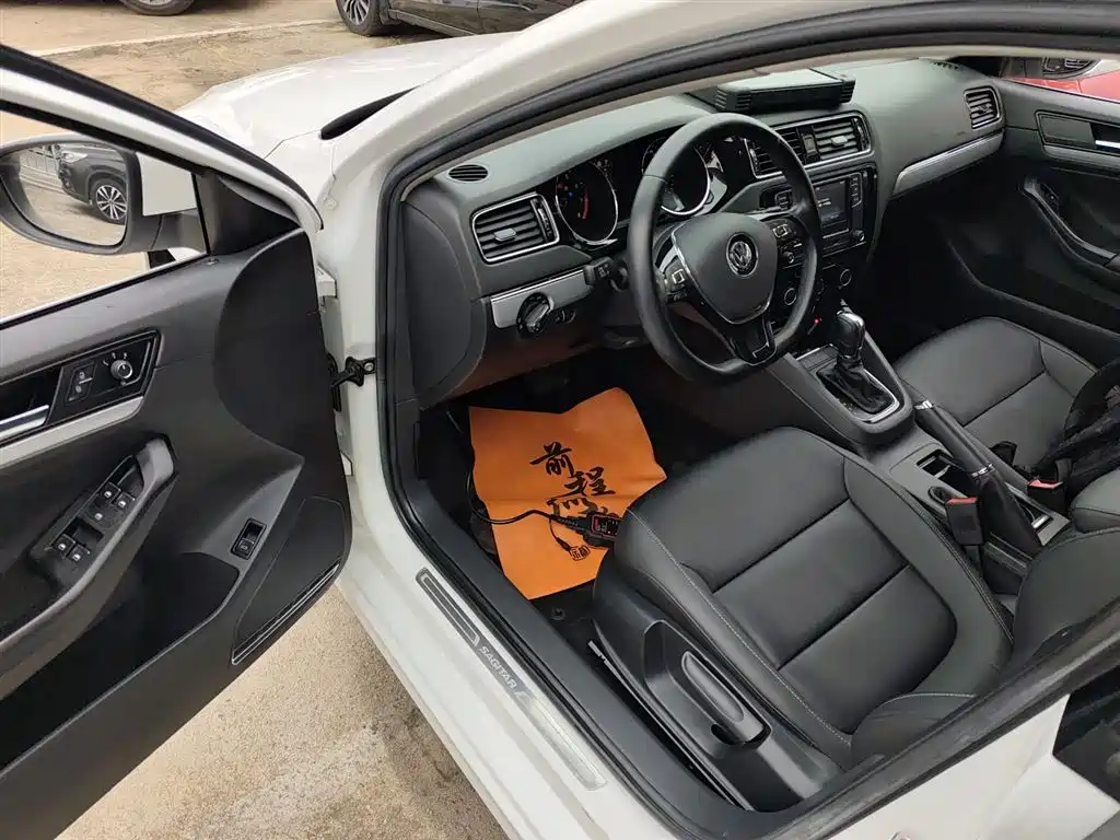 Volkswagen Sagitar 2018 1.6L Automatic Comfort фото 16