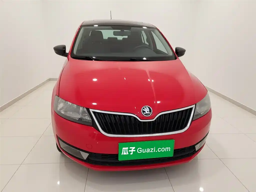 Škoda Skoda Rapid Spaceback 2014 1.6L Automatic Joy Edition фото 3