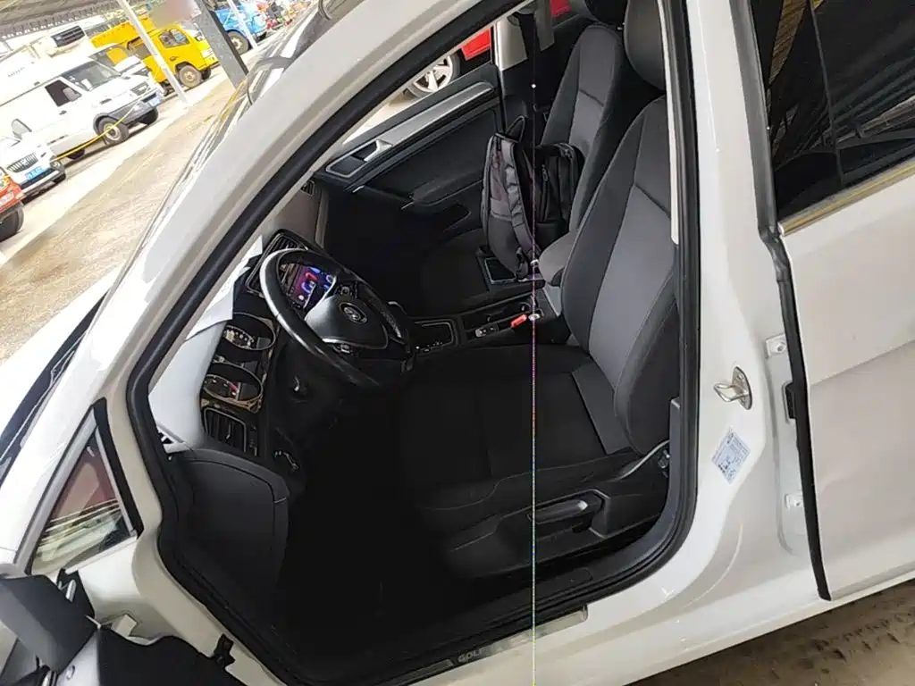 صورة 15 - Volkswagen Golf