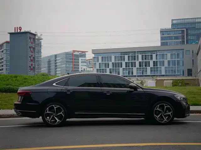 Volkswagen Passat 2024 380TSI Elite Edition — фото 5