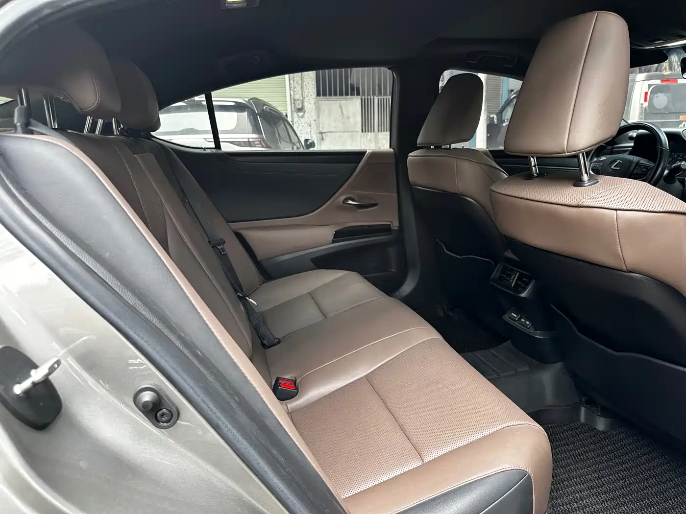 Photo 5 - Lexus ES