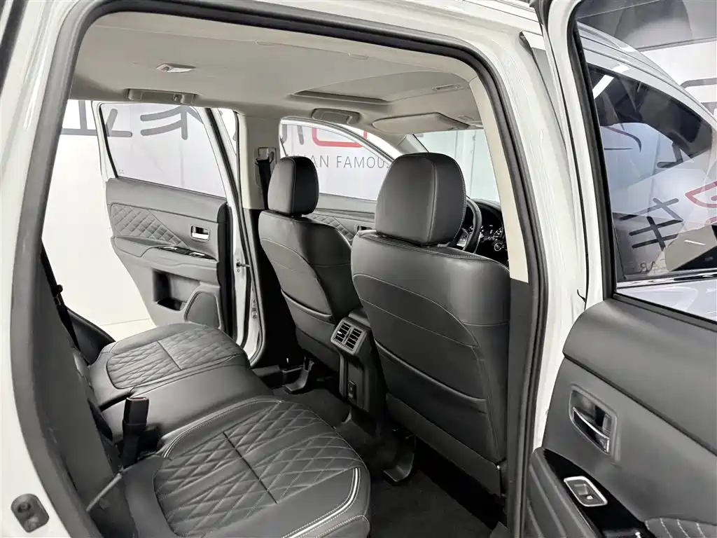 Mitsubishi Outlander 2020 2.4L 4WD Luxury 5-seater фото 14