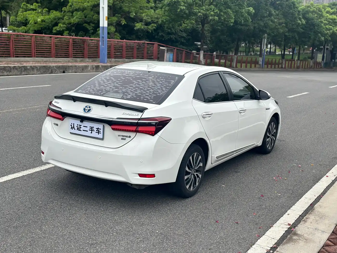 Toyota Corolla 2016 Dual Hybrid 1.8L E-CVT Elite Edition фото 5