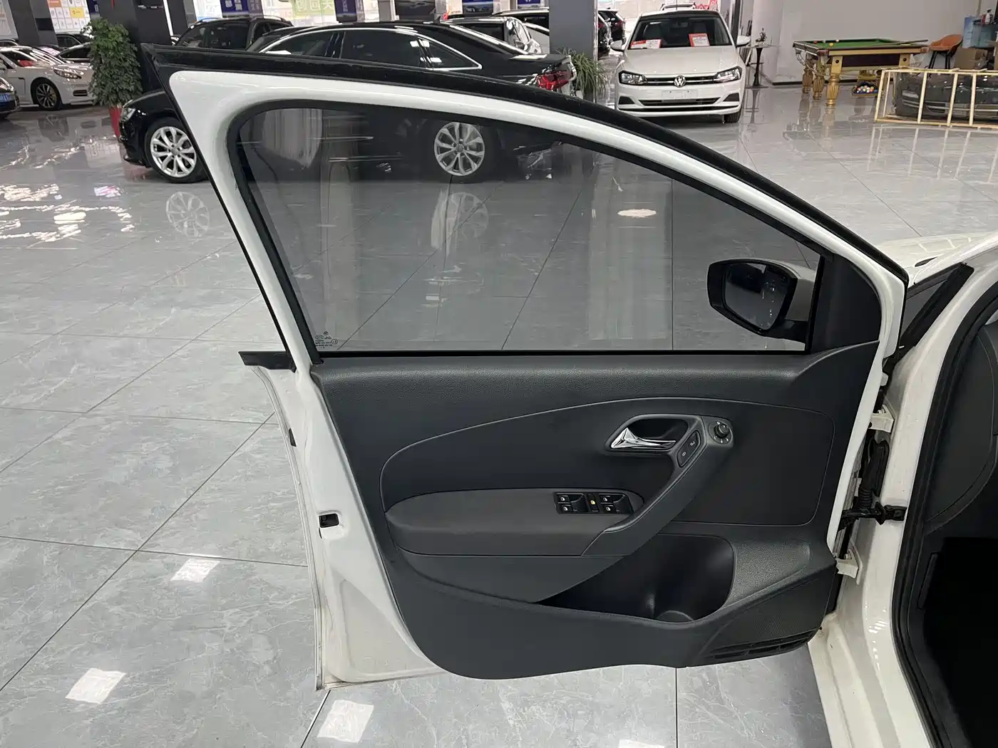 Volkswagen Polo 2014 1.6L Automatic Comfort Edition фото 12