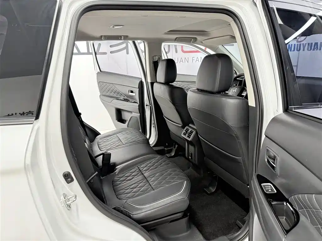 Mitsubishi Outlander 2020 2.4L 4WD Luxury 5-seater фото 13