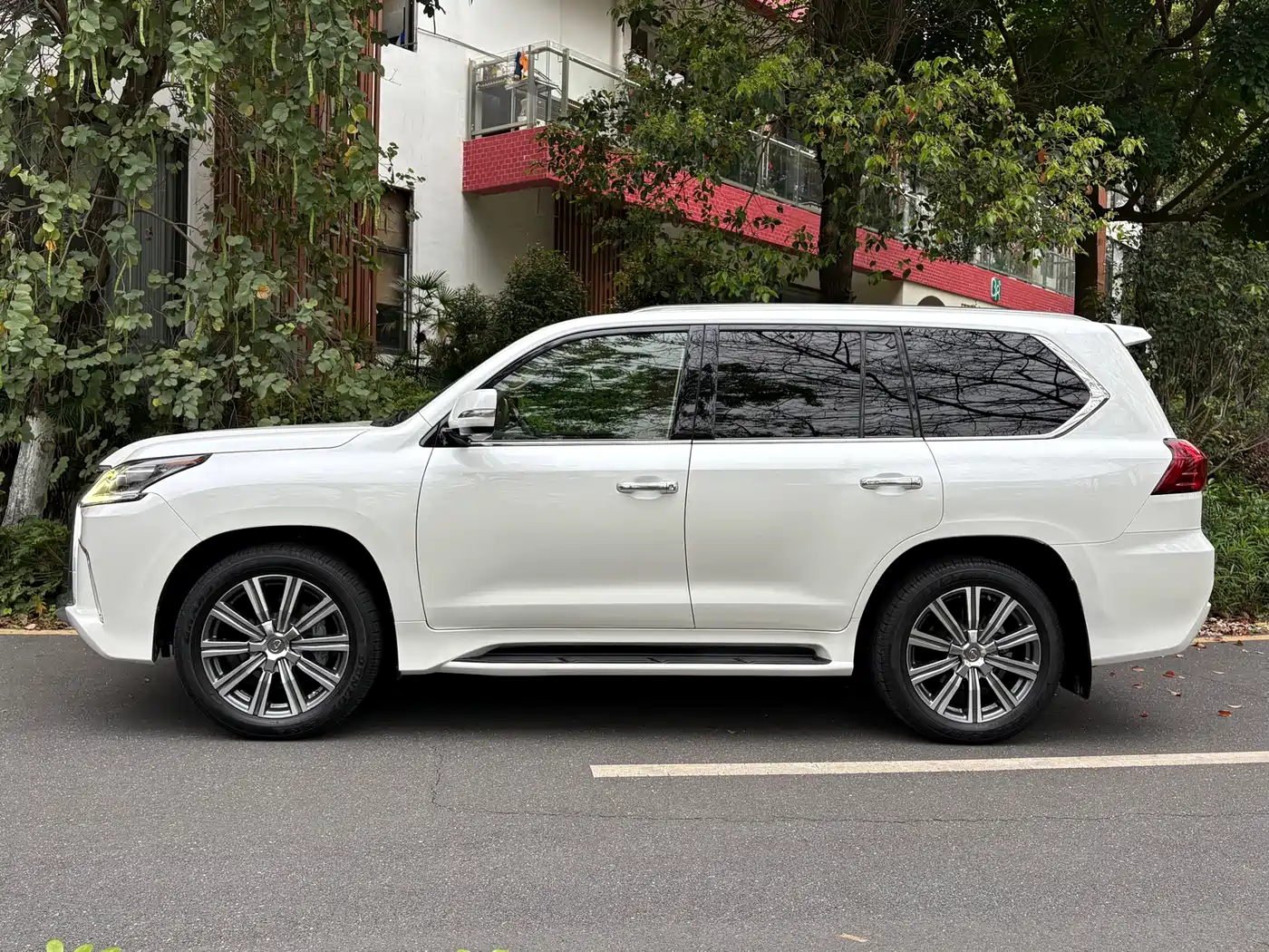 Lexus LX 2016 570 Luxury Premium Edition фото 3