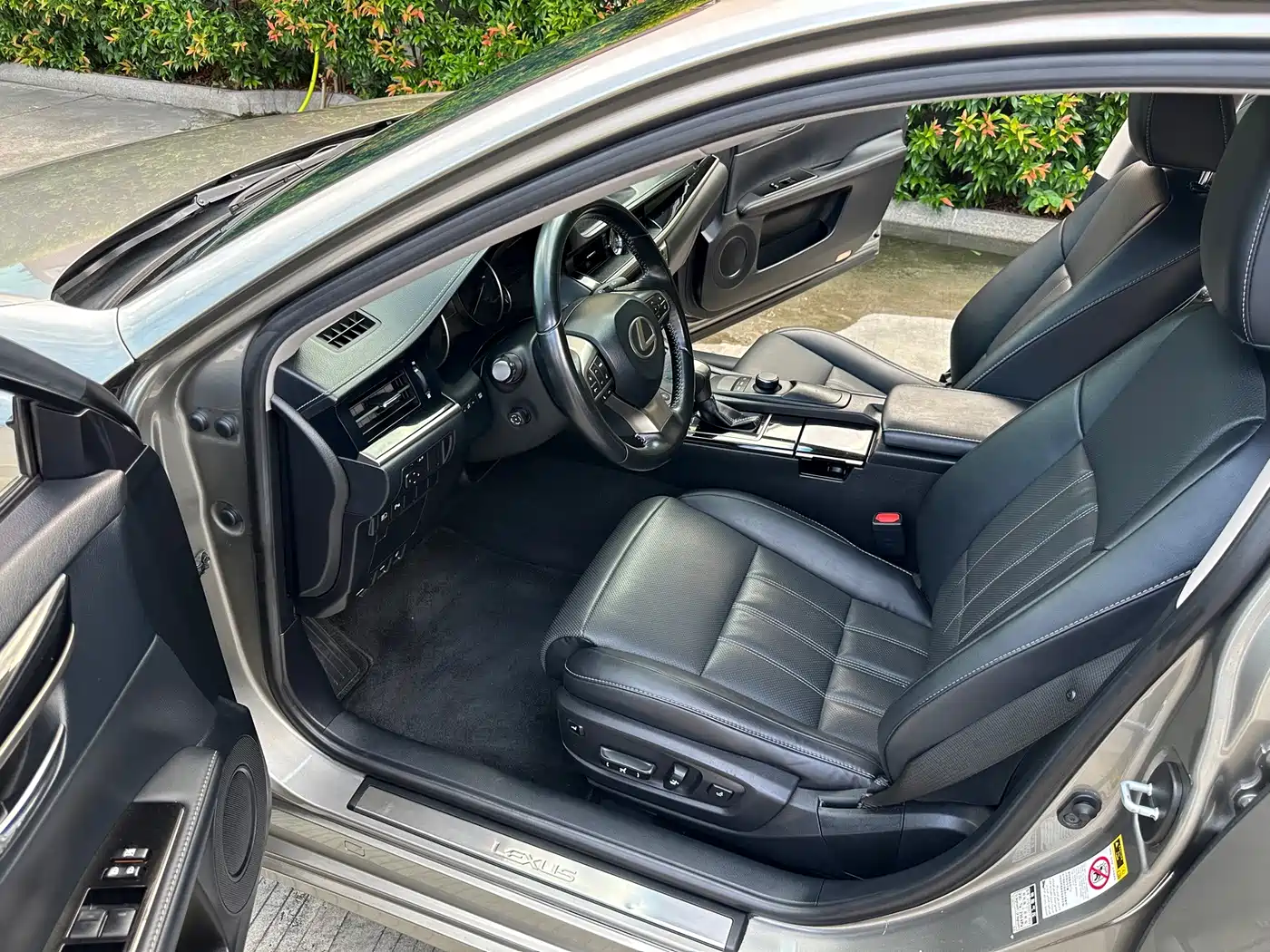Photo 14 - Lexus ES