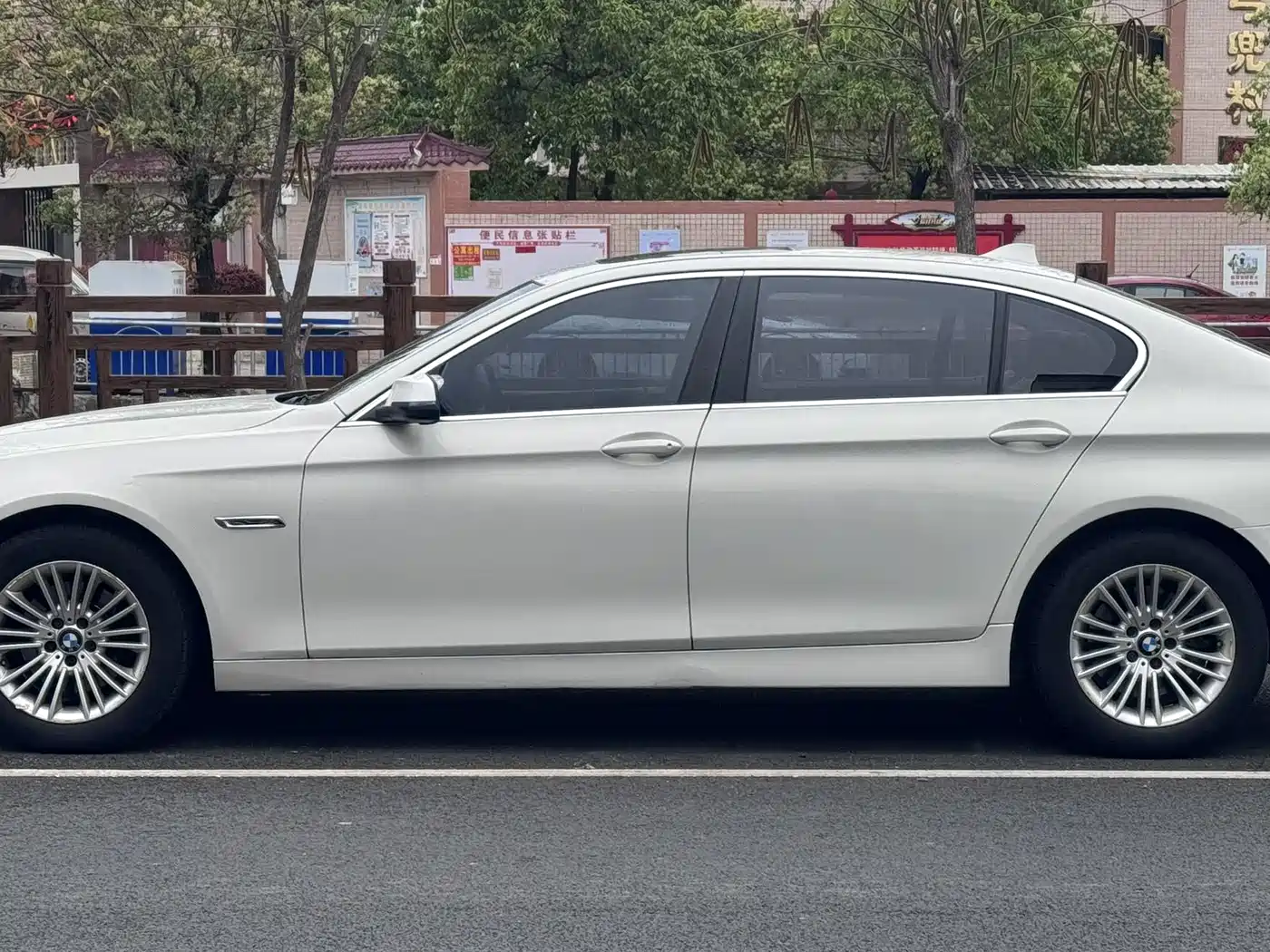 BMW 5 Series 2013 525Li Leadership фото 3