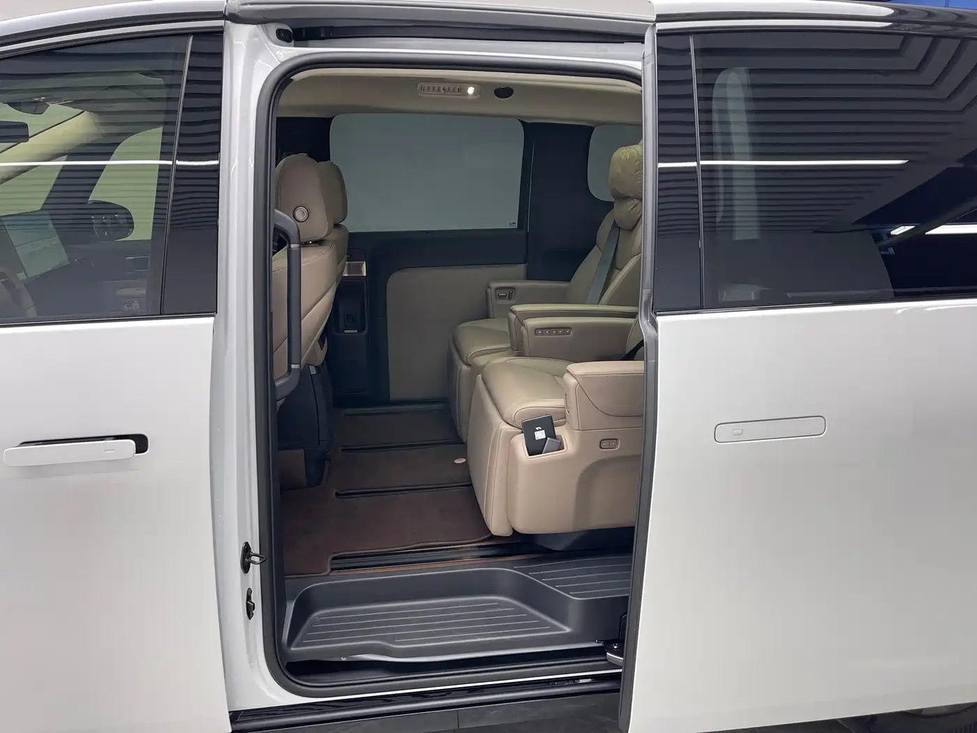 Li Auto MEGA 2025 2025 Model Home Family Special Edition