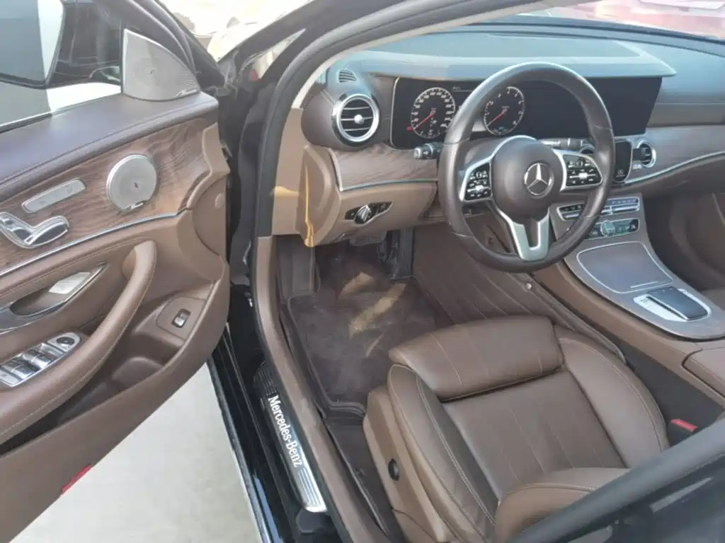 Photo 16 - Mercedes-Benz E-Class