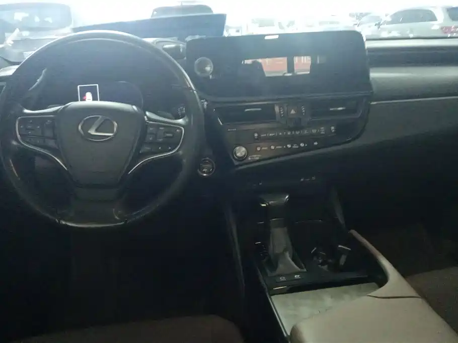 Lexus ES 2022 300h Ultimate Edition фото 12