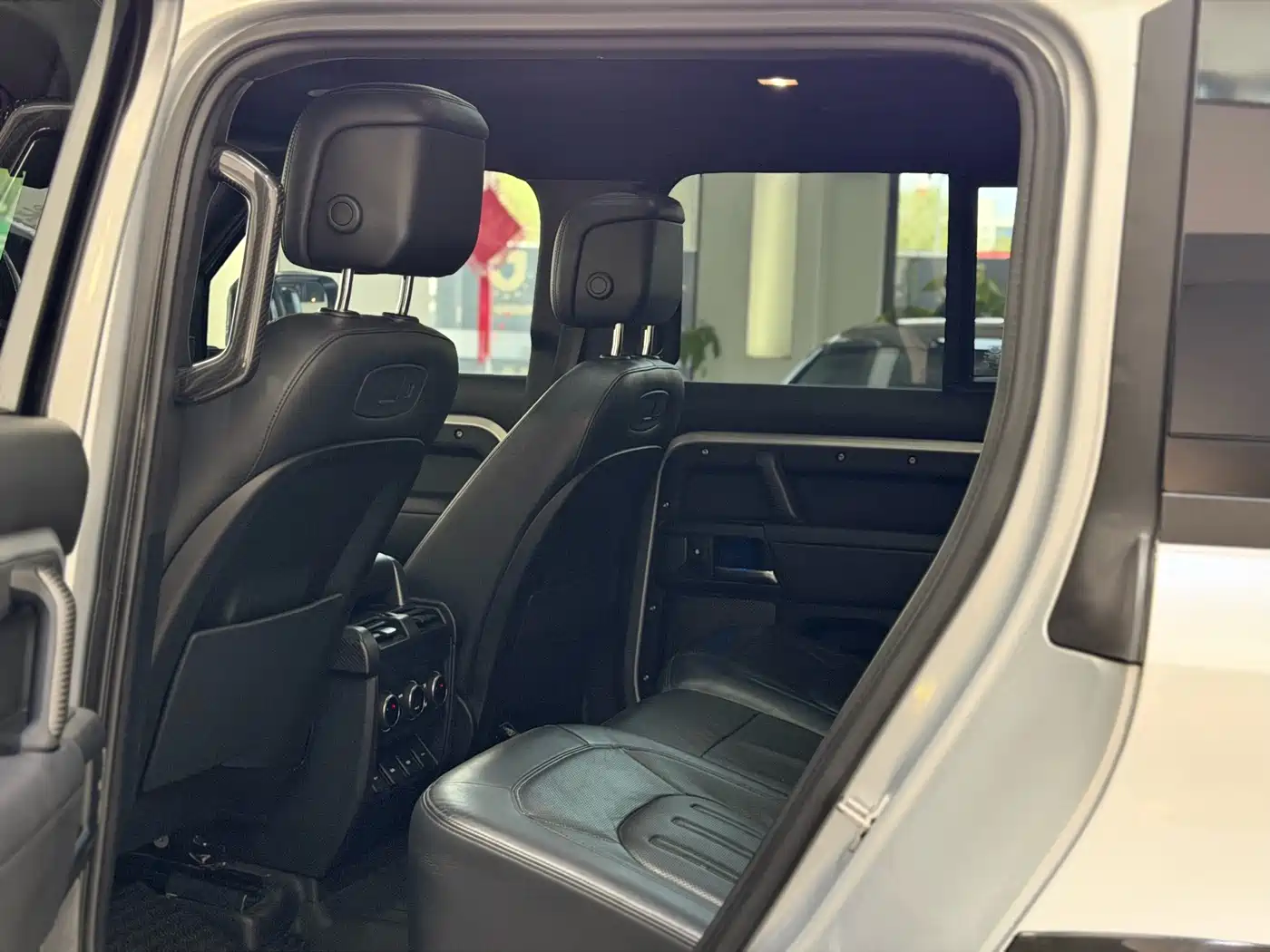 Land Rover Defender 2020 110 P400 Launch Matte Silver Special Package Edition фото 11
