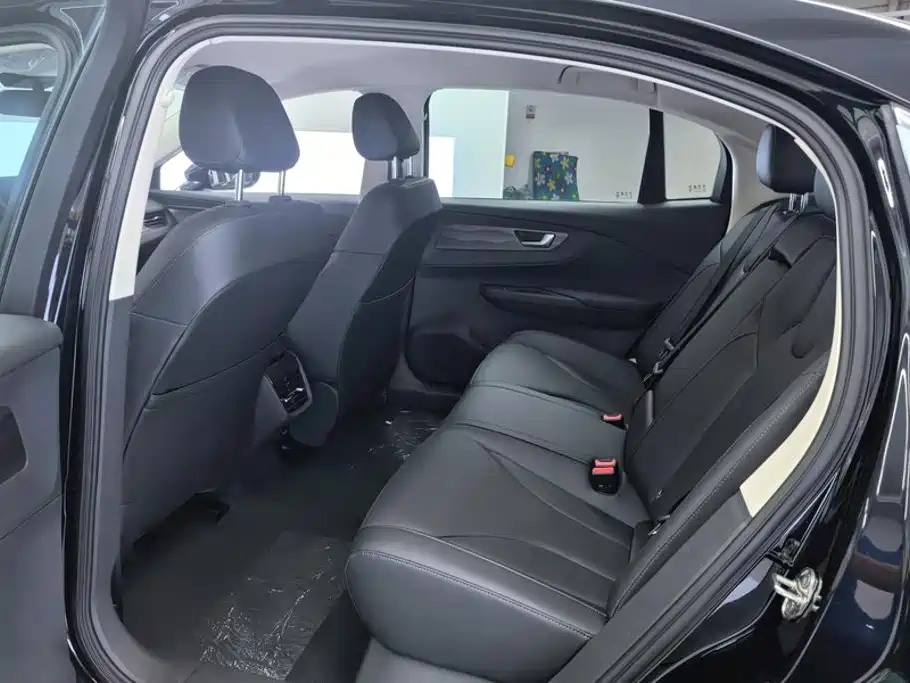 Hongqi E-QM5 2026 2025 Model 500km Travel Edition