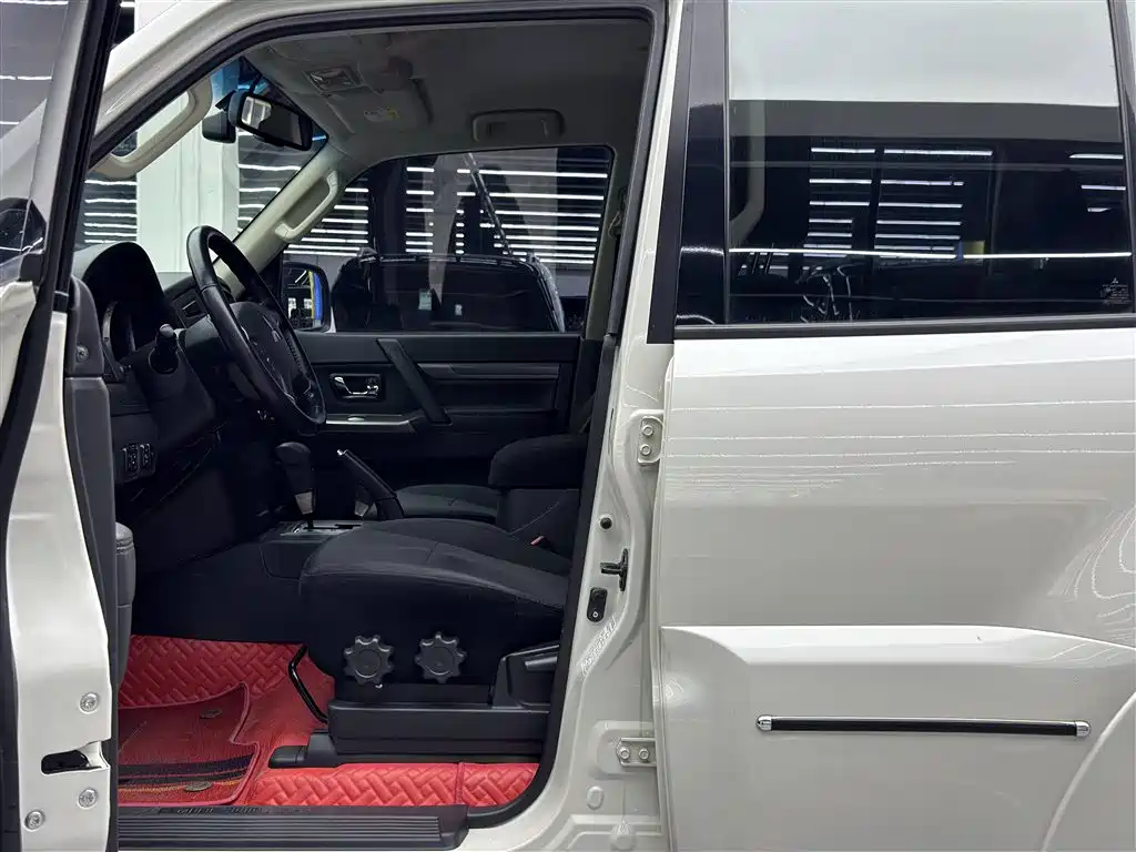 Mitsubishi Pajero (Import) 2020 3.0L Automatic Standard Edition фото 6