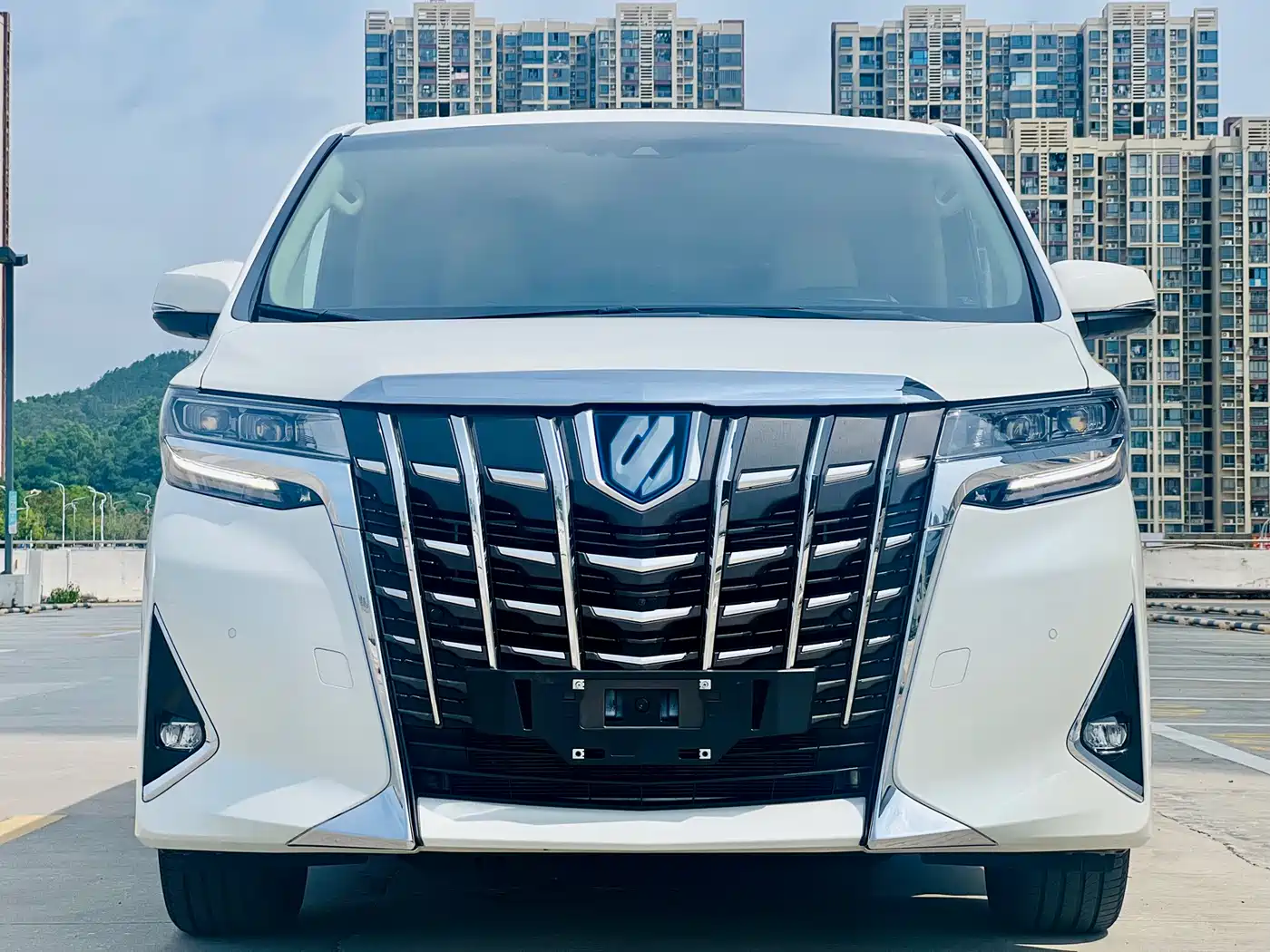 Toyota Alphard 2021 Hybrid 2.5L Premium фото 2