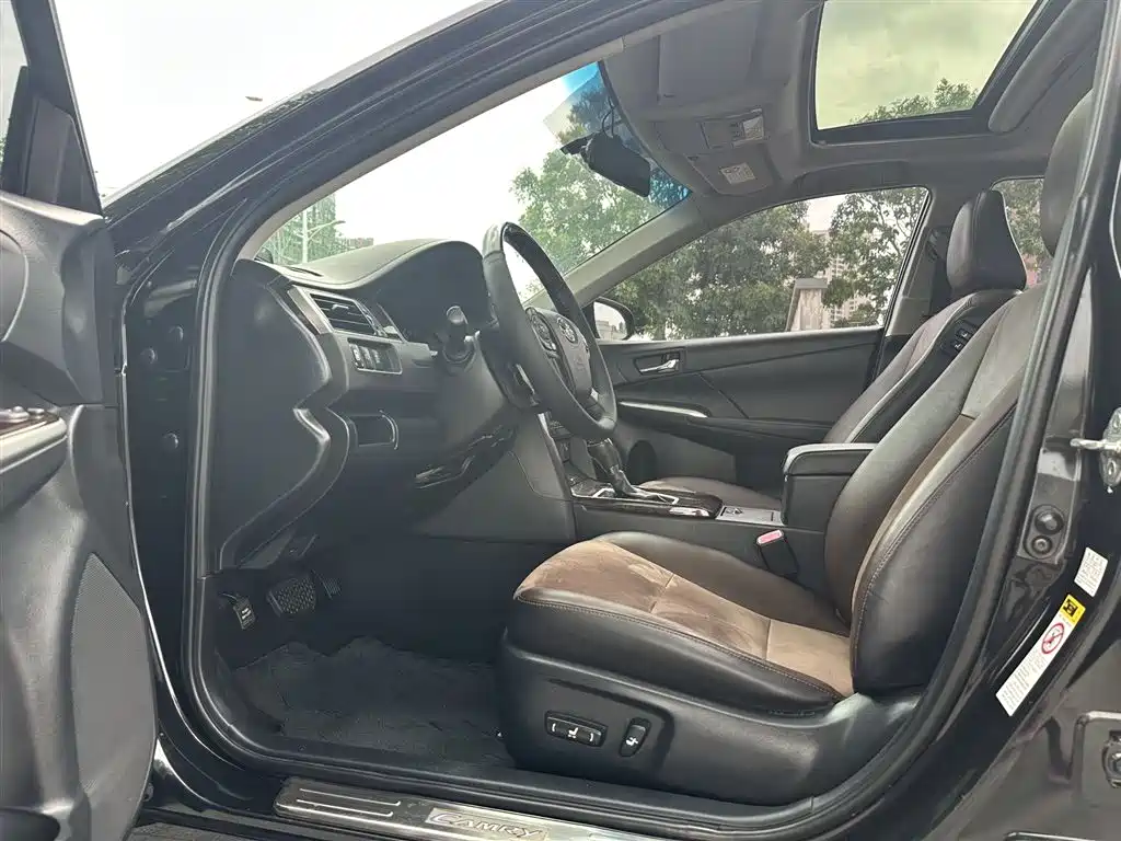 Toyota Camry 2016 2.5G 10th Anniversary Luxury Navigation Edition фото 4