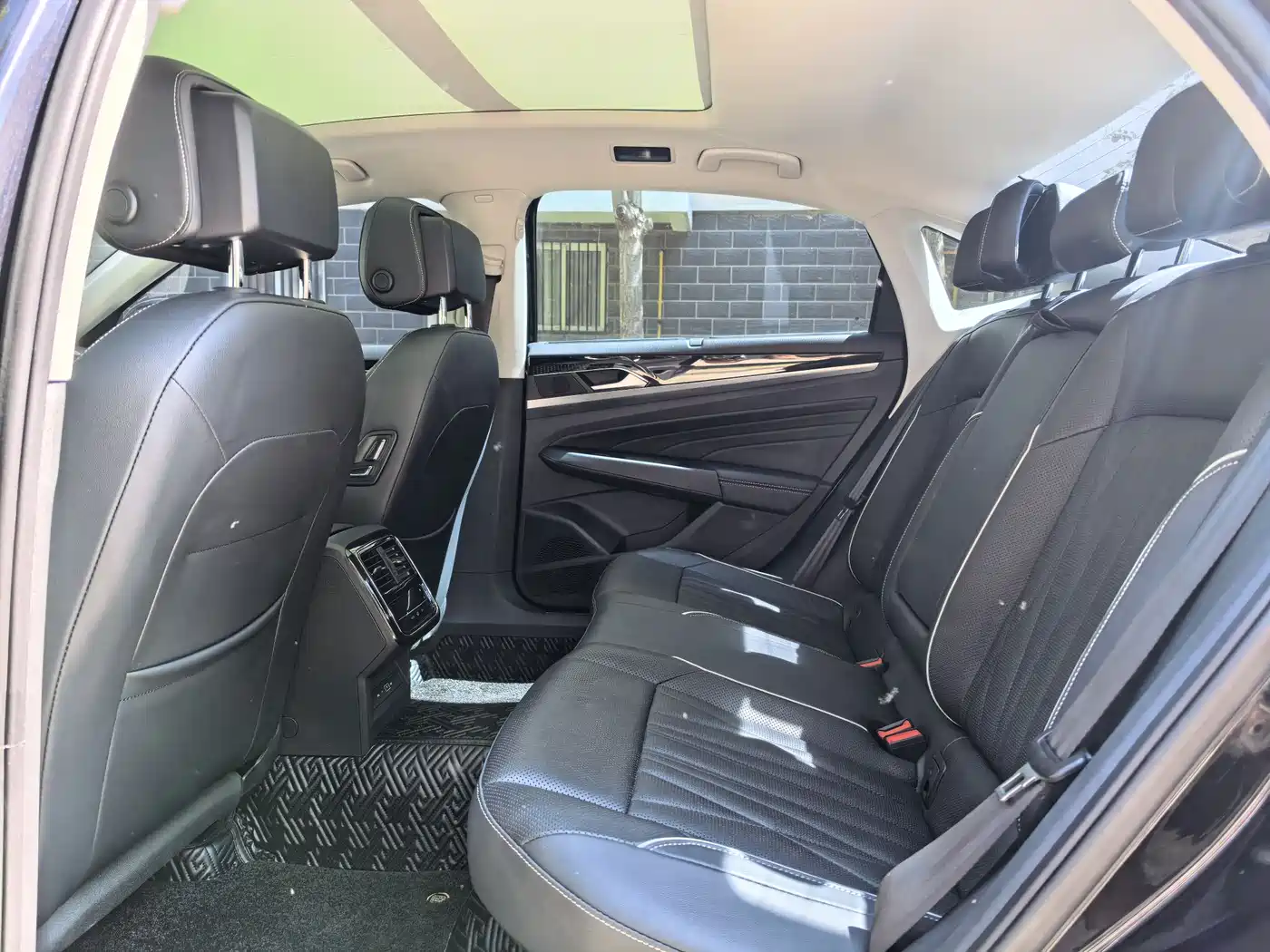 Volkswagen Passat 2022 330TSI Starlight Luxury Edition фото 4
