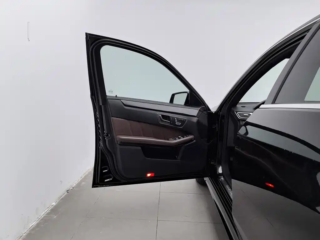 Фото 8 - Mercedes-Benz E-Class