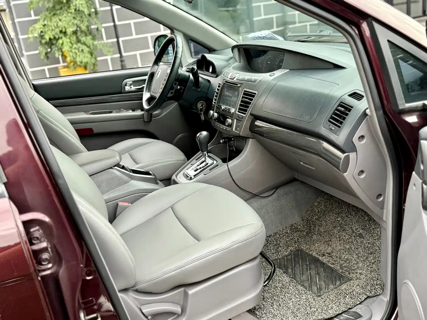 SsangYong Rodius 2014 2014 2.0T Diesel 2WD Luxury Navigation Edition