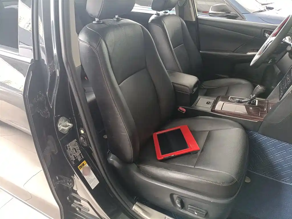 Toyota Camry 2016 Hybrid 2.5HG 10th Anniversary Luxury Navigation Edition фото 20