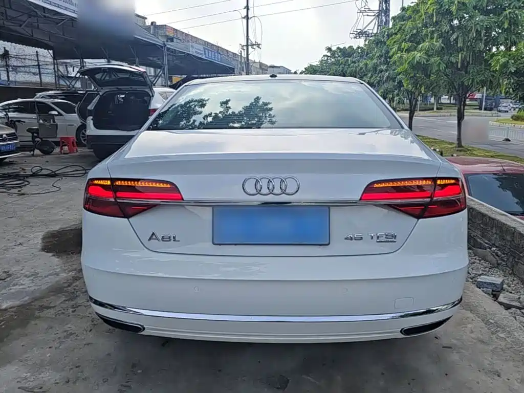Photo 6 - Audi A8