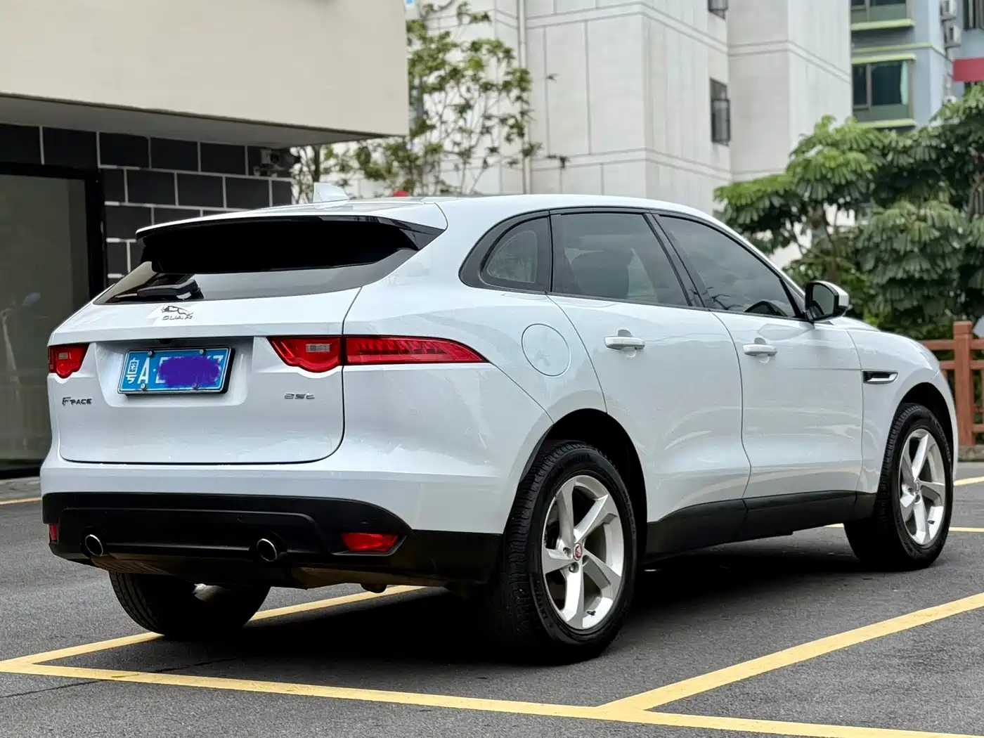 Jaguar F-PACE 2016 2016 2.0T FWD Urban Premium Edition