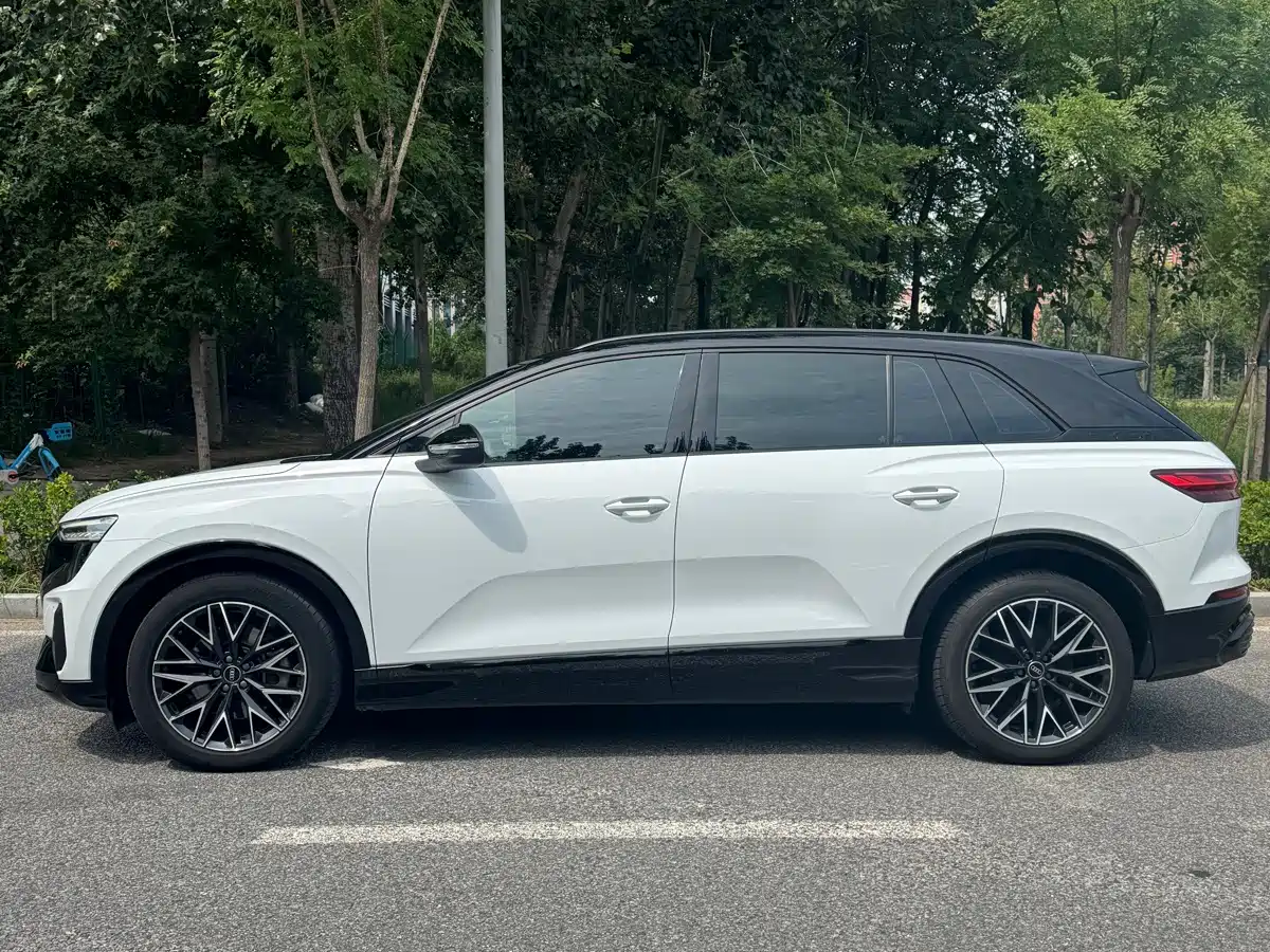 Audi Q5 e-tron 2023 2022 40 e-tron Starlight Mech Suit