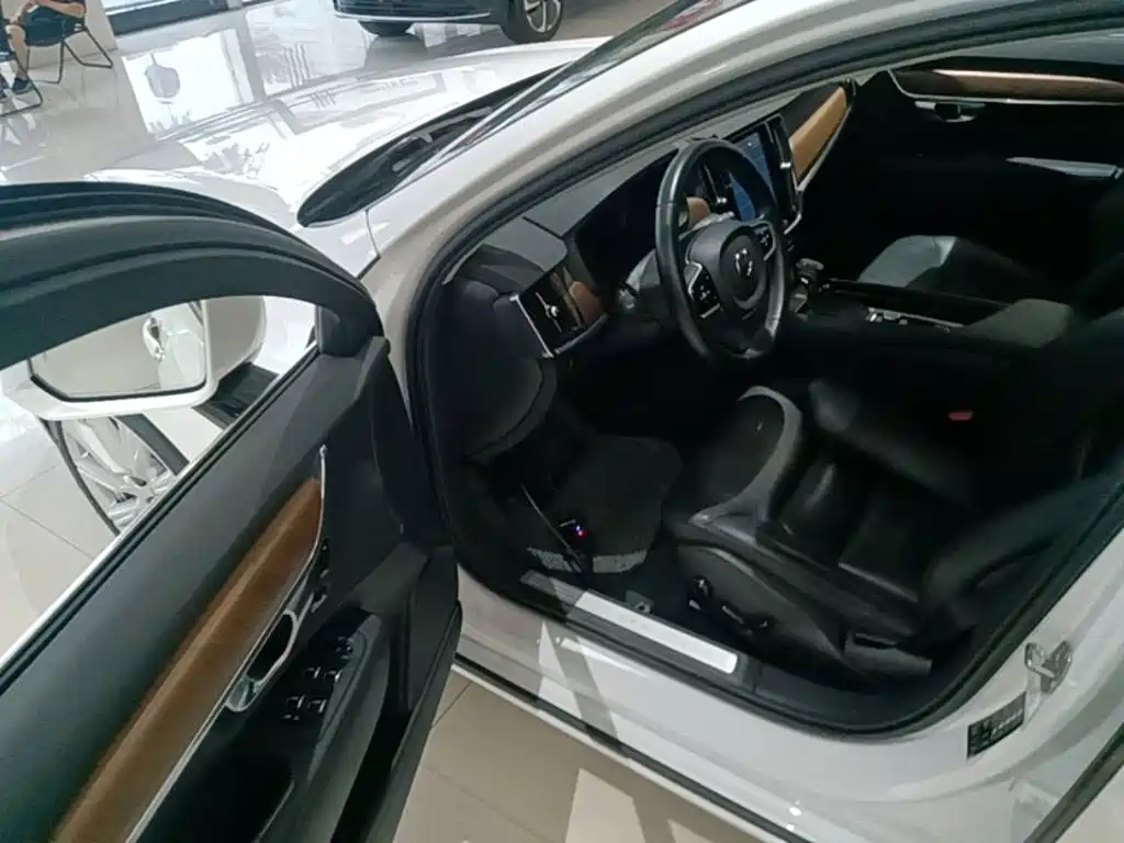Фото 16 - Volvo S90